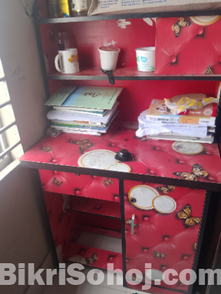 পড়ার টেবিল